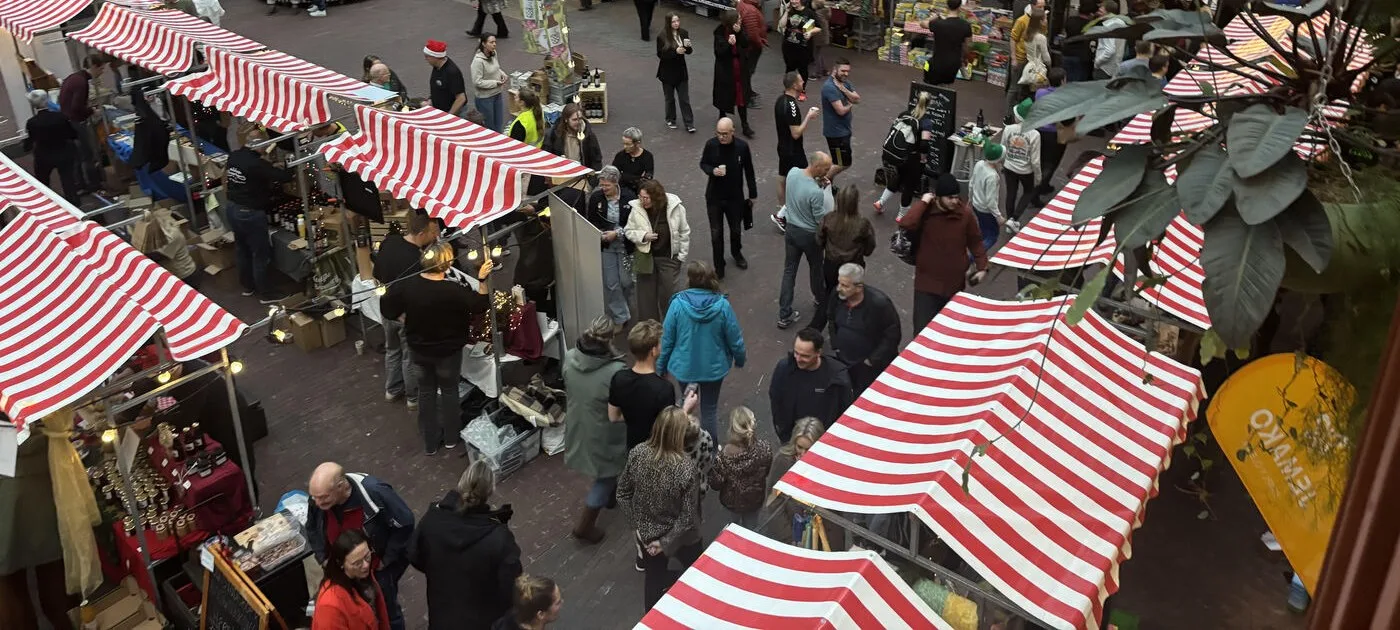 Marktkramen op een personeelskerstmarkt