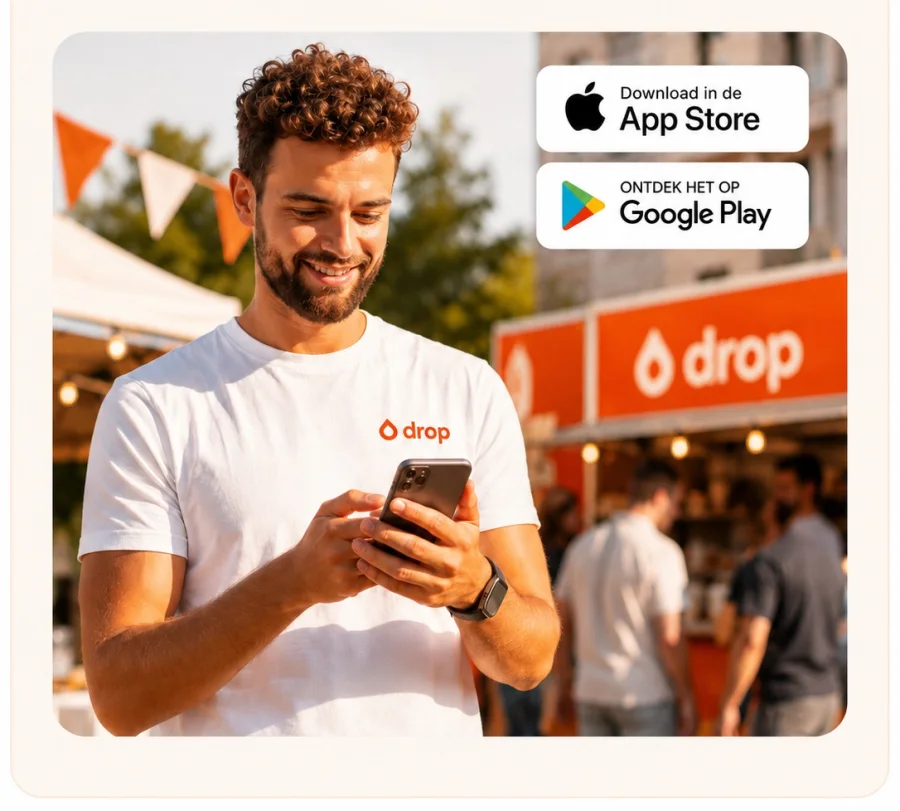 Een medewerker van een verkooppunt bekijkt de Drop-app op zijn telefoon, met de downloadknoppen voor de App Store en Google Play