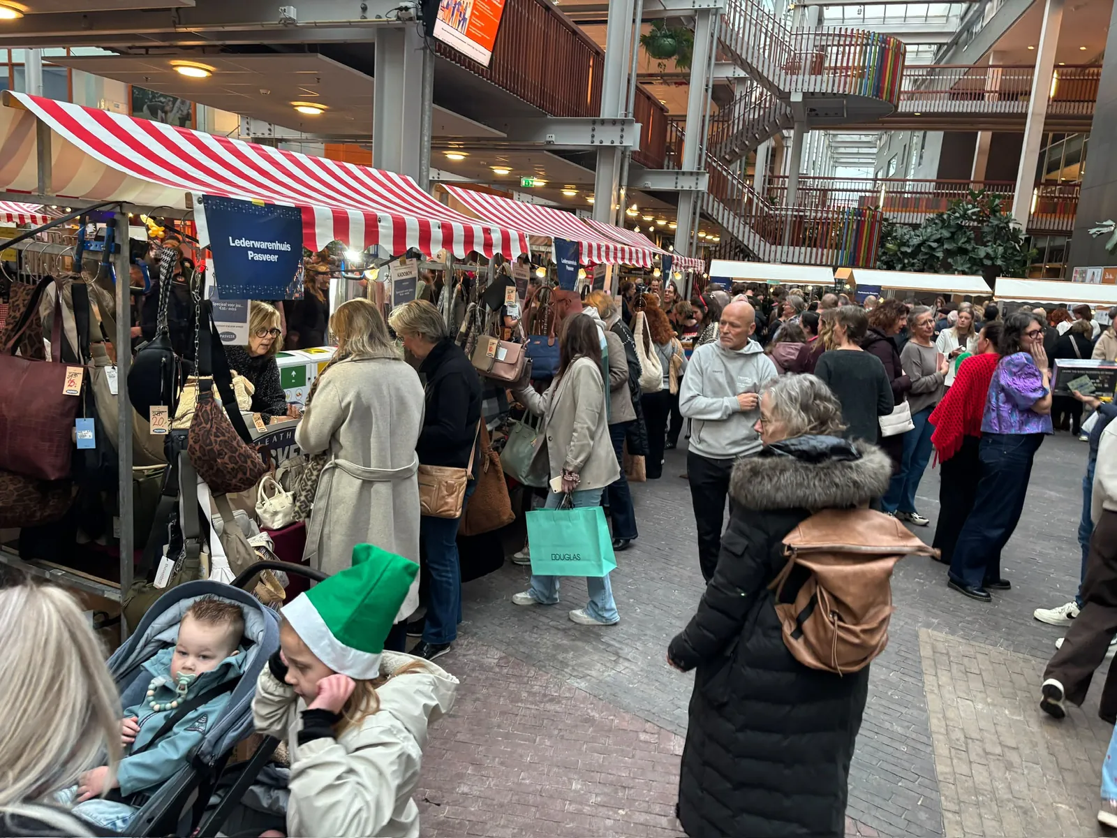 Bezoekers lopen langs de kraampjes en bekijken het aanbod op de markt